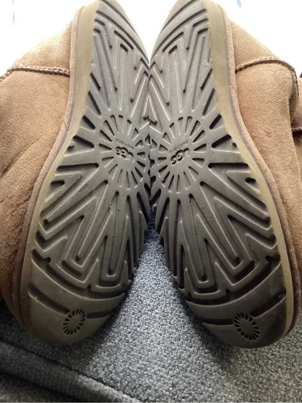 Bailey Button Triplet II in Chestnut by UGG sz 9